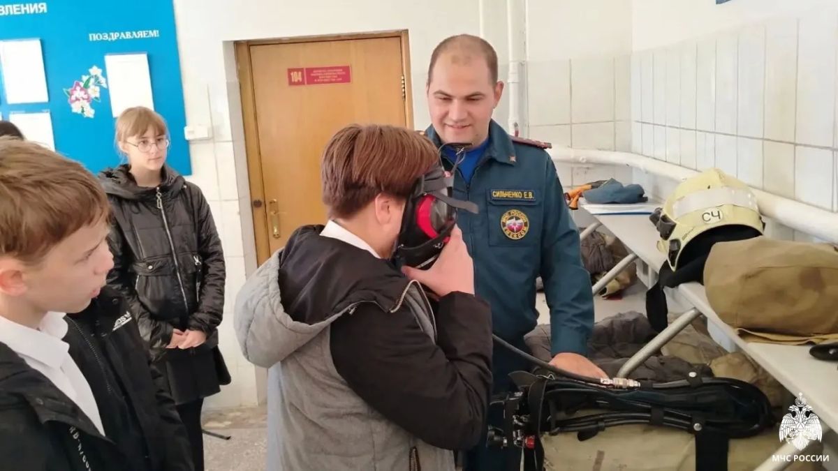 Экскурсия в пожарно-спасательной части: школьники познакомились с работой спасателей Экскурсия в пожарно-спасательной части: школьники познакомились с работой спасателей