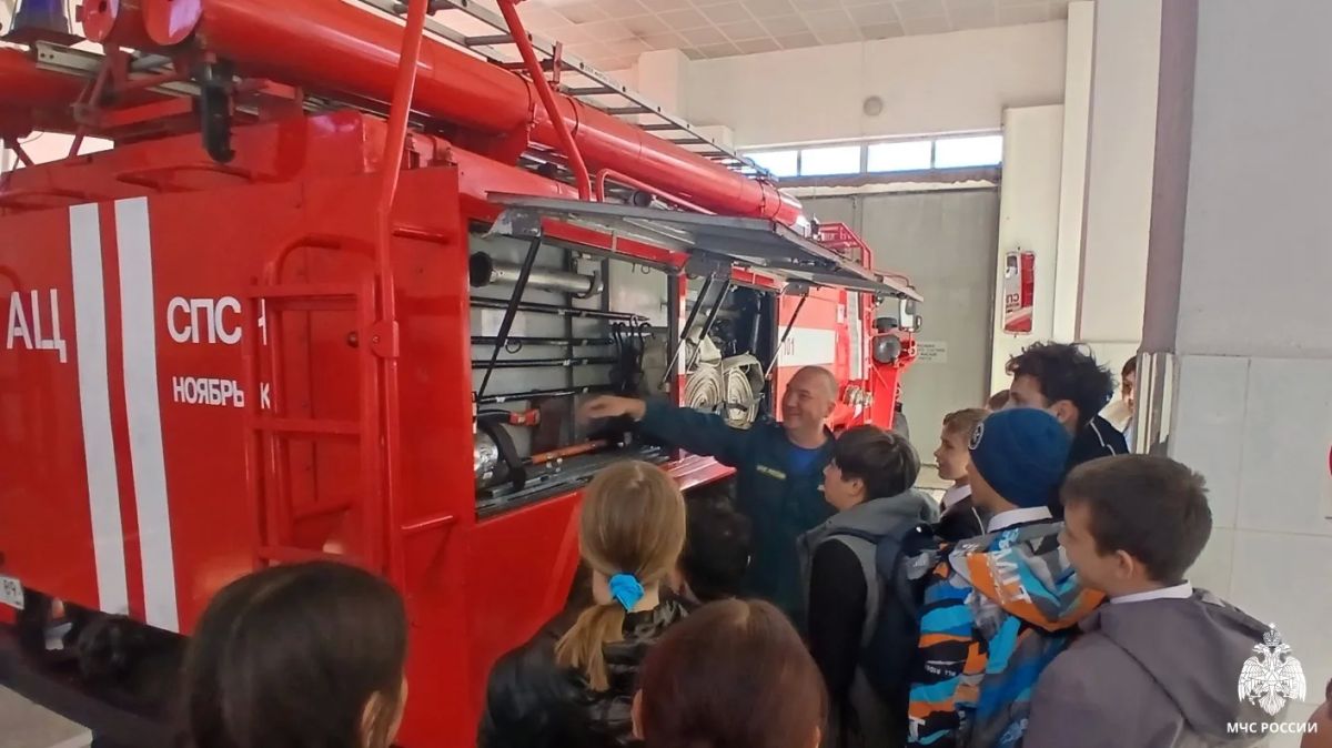 Экскурсия в пожарно-спасательной части: школьники познакомились с работой спасателей