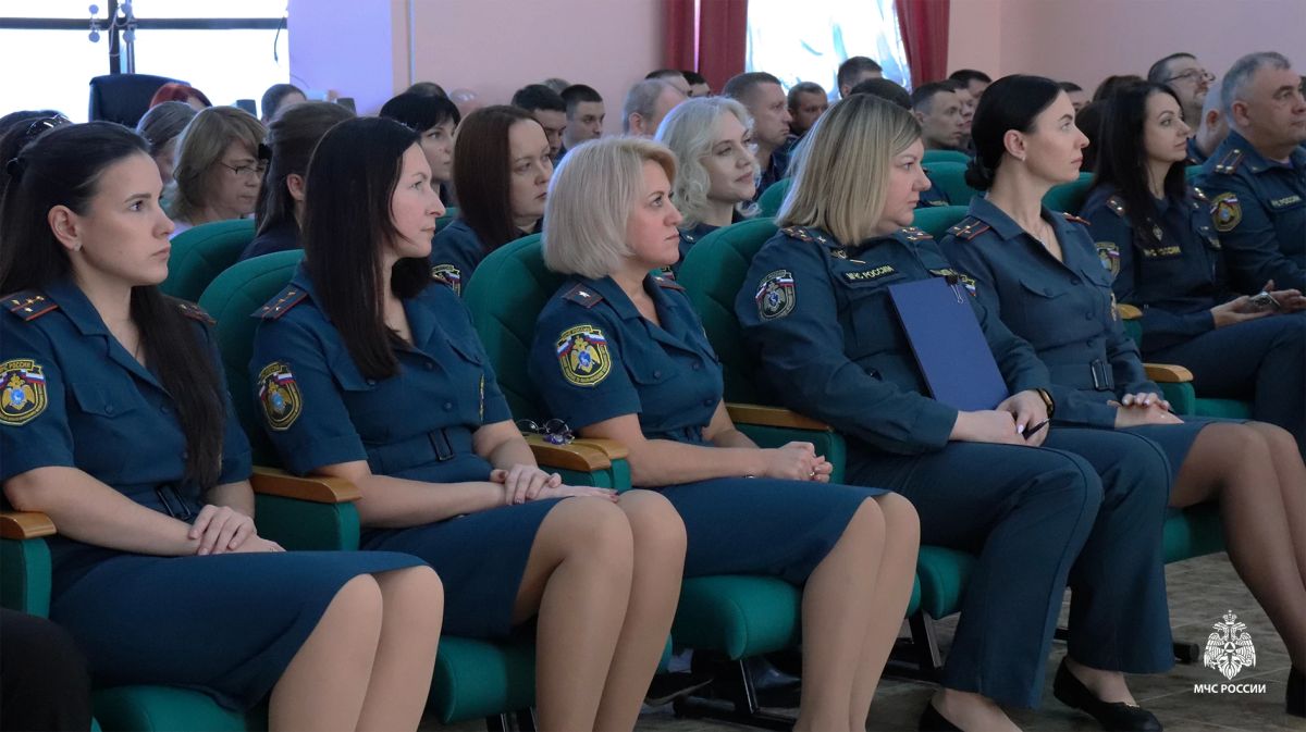 В Главном управлении МЧС России по ЯНАО прошло награждение сотрудников в преддверии Дня гражданской обороны В Главном управлении МЧС России по ЯНАО прошло награждение сотрудников в преддверии Дня гражданской обороны