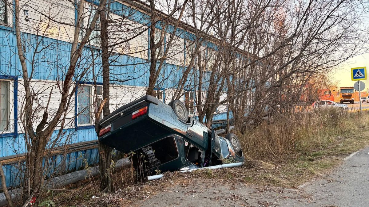 На улице Чапаева в Салехарде автомобиль перевернулся