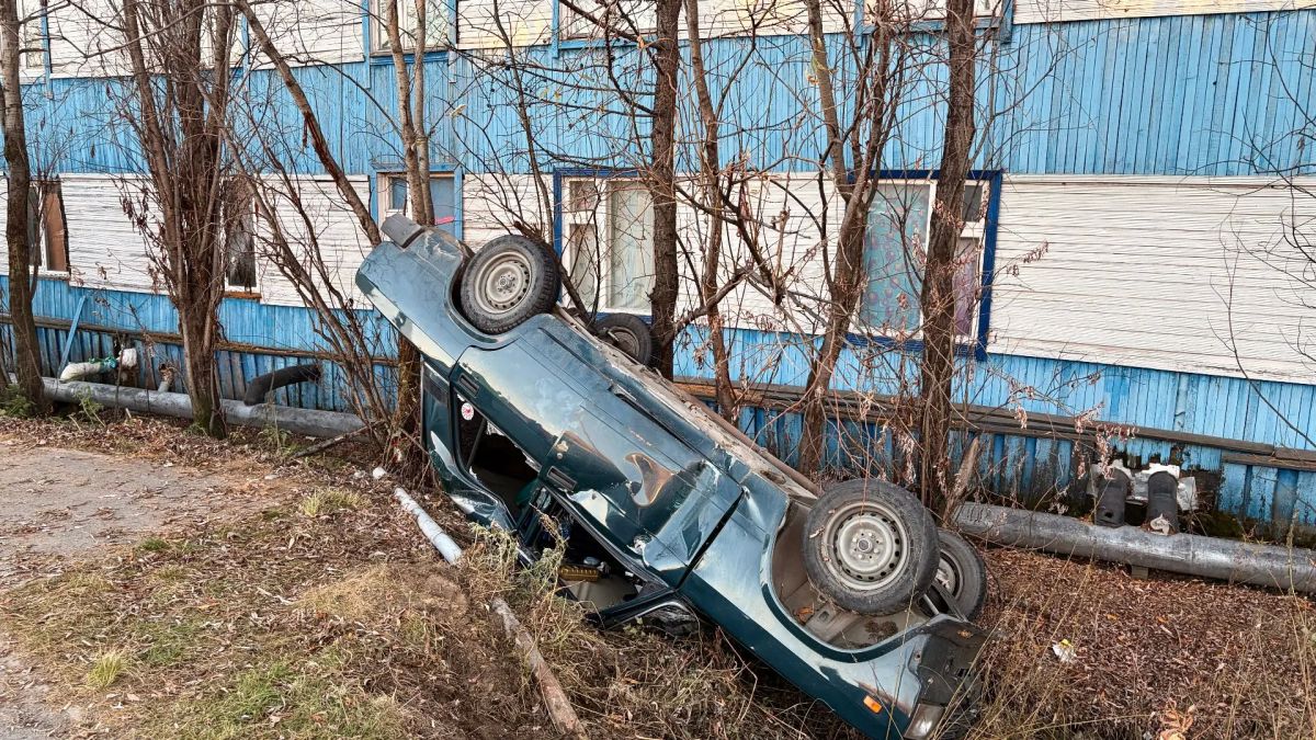 На улице Чапаева в Салехарде автомобиль перевернулся На улице Чапаева в Салехарде автомобиль перевернулся