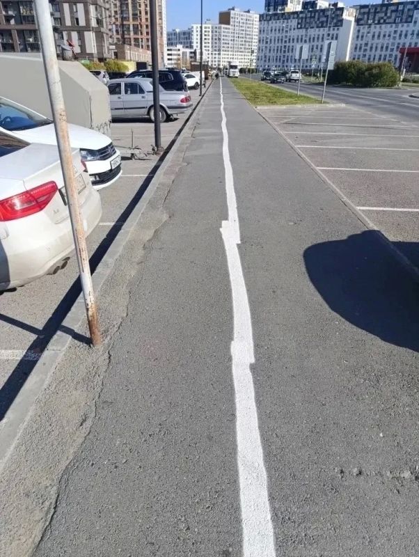 Я художник — я так вижу!. Жители Тюменской слободы на улице Вьюжной наткнулись на нестандартную разметку Я художник — я так вижу!. Жители Тюменской слободы на улице Вьюжной наткнулись на нестандартную разметку