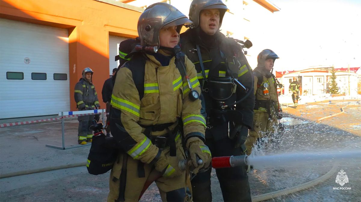 В Салехарде прошли соревнования среди караулов 1 пожарноспасательной части по боевому развёртыванию В Салехарде прошли соревнования среди караулов 1 пожарноспасательной части по боевому развёртыванию
