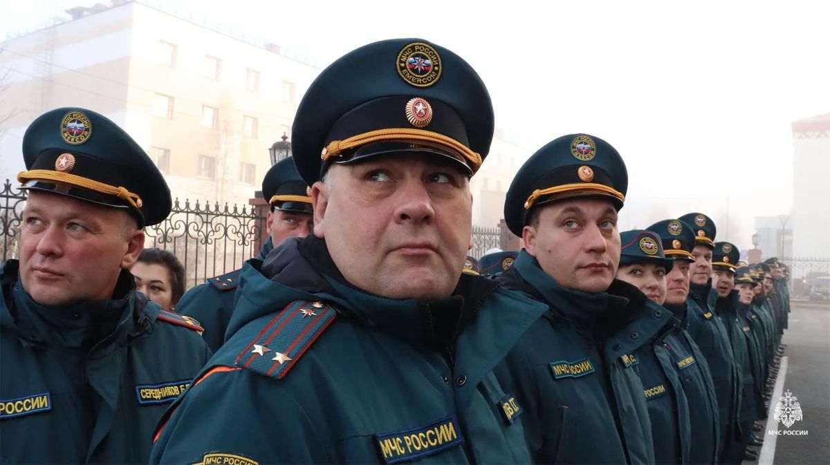 Торжественная церемония поднятия флагов России, МЧС России и Ямала — наша неизменная традиция Торжественная церемония поднятия флагов России, МЧС России и Ямала — наша неизменная традиция