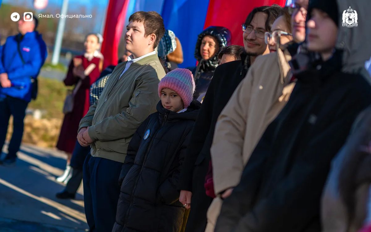 Дмитрий Артюхов вручил педагогам Салехарда ключи от квартир Дмитрий Артюхов вручил педагогам Салехарда ключи от квартир