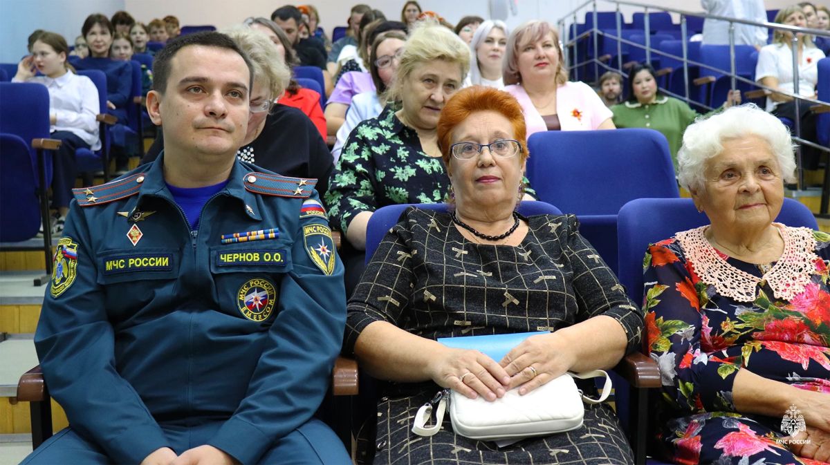 Благодарственные письма педагогам: в День учителя отметили вклад наставников кадет МЧС России Благодарственные письма педагогам: в День учителя отметили вклад наставников кадет МЧС России