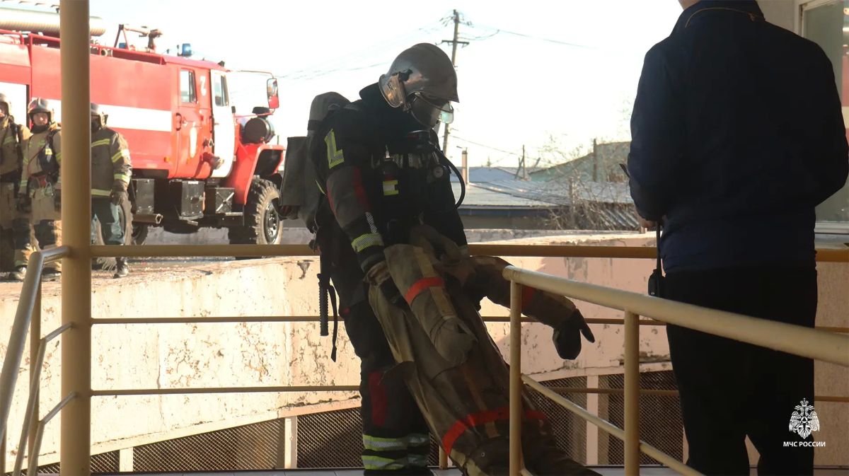 В Салехарде прошли соревнования среди караулов 1 пожарноспасательной части по боевому развёртыванию В Салехарде прошли соревнования среди караулов 1 пожарноспасательной части по боевому развёртыванию