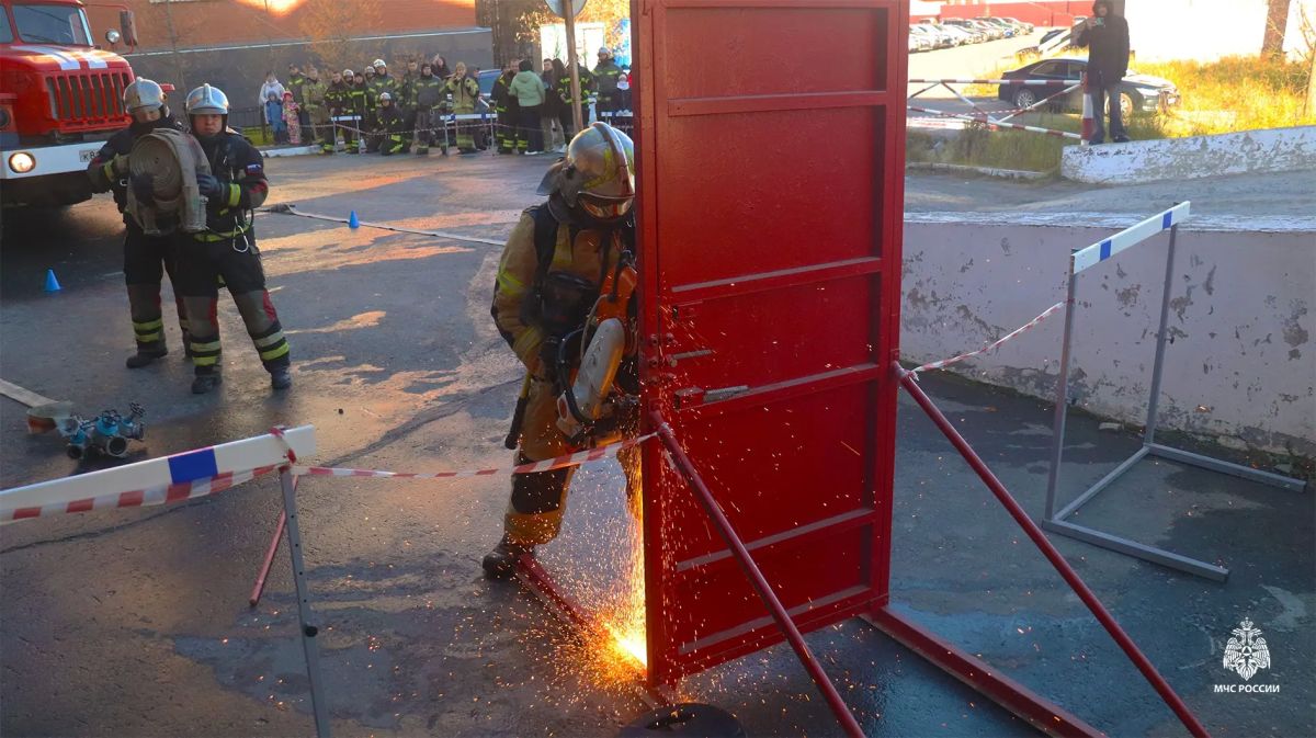 В Салехарде прошли соревнования среди караулов 1 пожарноспасательной части по боевому развёртыванию В Салехарде прошли соревнования среди караулов 1 пожарноспасательной части по боевому развёртыванию