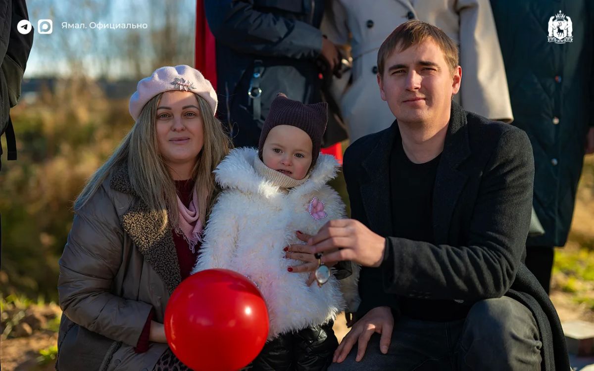 Дмитрий Артюхов вручил педагогам Салехарда ключи от квартир Дмитрий Артюхов вручил педагогам Салехарда ключи от квартир