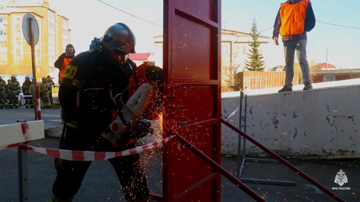 В Салехарде прошли соревнования среди караулов 1 пожарноспасательной части по боевому развёртыванию В Салехарде прошли соревнования среди караулов 1 пожарноспасательной части по боевому развёртыванию