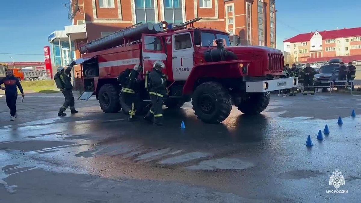 В Салехарде прошли соревнования среди караулов 1 пожарноспасательной части по боевому развёртыванию