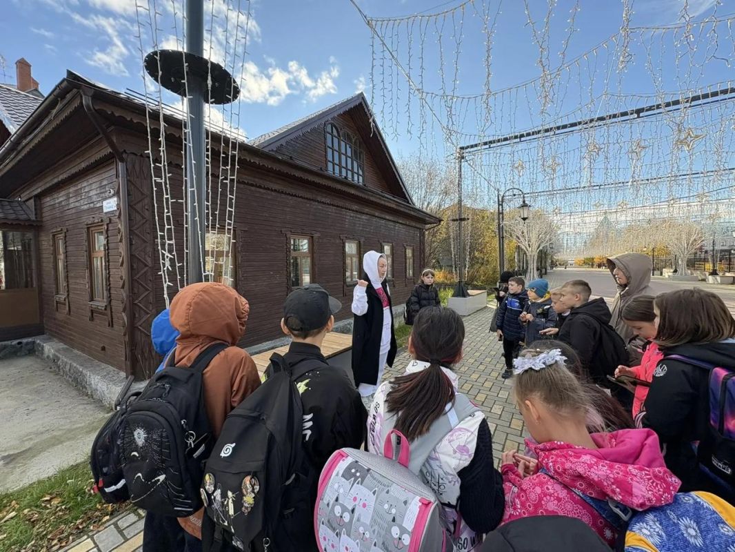 Третьеклассники Салехарда отправились в путешествие по родному городу Третьеклассники Салехарда отправились в путешествие по родному городу