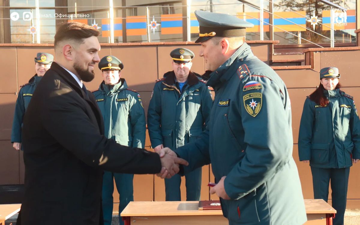 #ЛюдиЯмала. Богдану Рублёвскому вручили медаль «За спасение на пожаре»