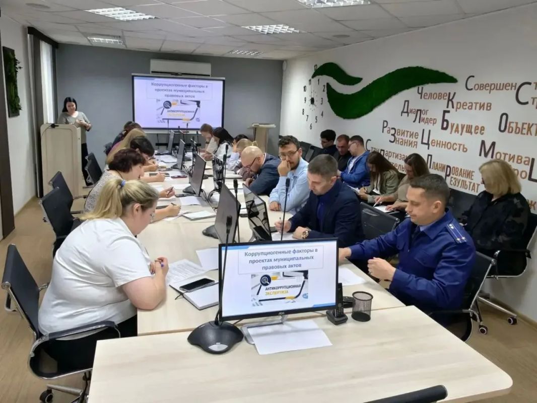 Прокурор Ямальского района Сергей Вихарев выступил на тематическом семинаре с работниками администрации района по вопросам проведения антикоррупционной экспертизы проектов нормативных правовых актов