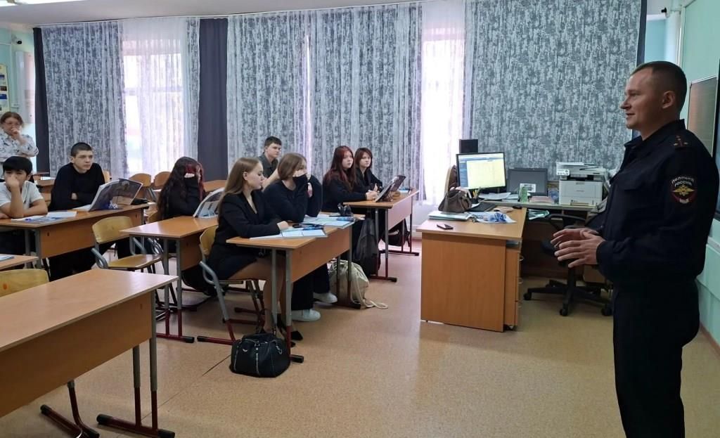 Ноябрьская Госавтоинспекция напомнила старшеклассникам средней общеобразовательной школы № 6 о безопасности на дорогах