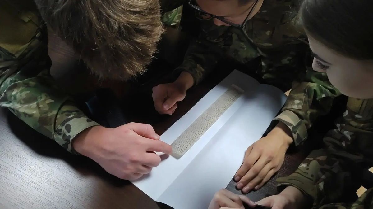 «Забыть — значит предать». Ямальские поисковики вскрыли один из двух солдатских медальонов, обнаруженных на прошлой неделе «Забыть — значит предать». Ямальские поисковики вскрыли один из двух солдатских медальонов, обнаруженных на прошлой неделе
