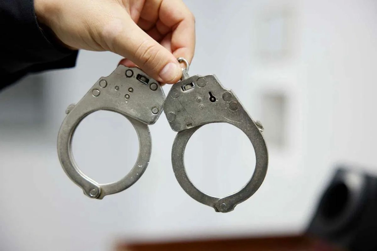 В Новом Уренгое задержали 17-летнего и 19-летнего парней при попытке оборудовать тайники с наркотиками