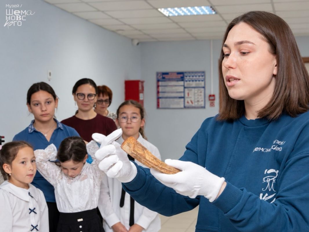 Мамонты пришли в школу: в Салехарде открыли музейную выставку Мамонты пришли в школу: в Салехарде открыли музейную выставку