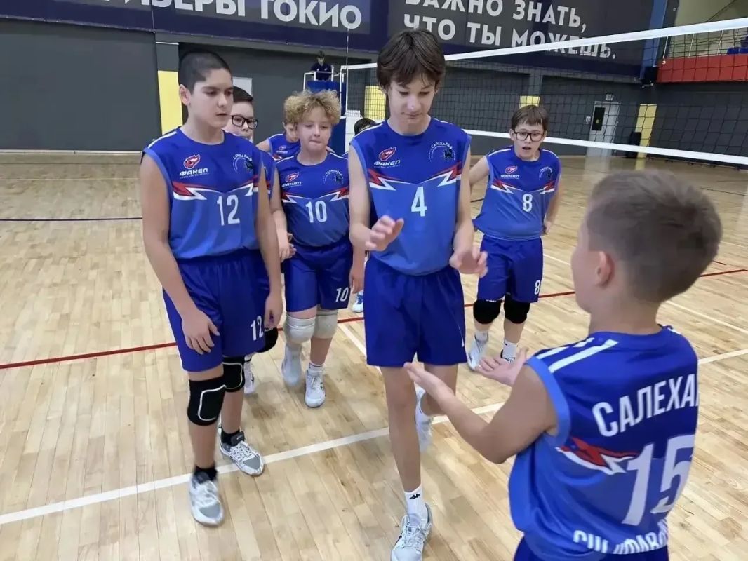 «Фаворит» из Салехарда - победитель первенства округа по волейболу