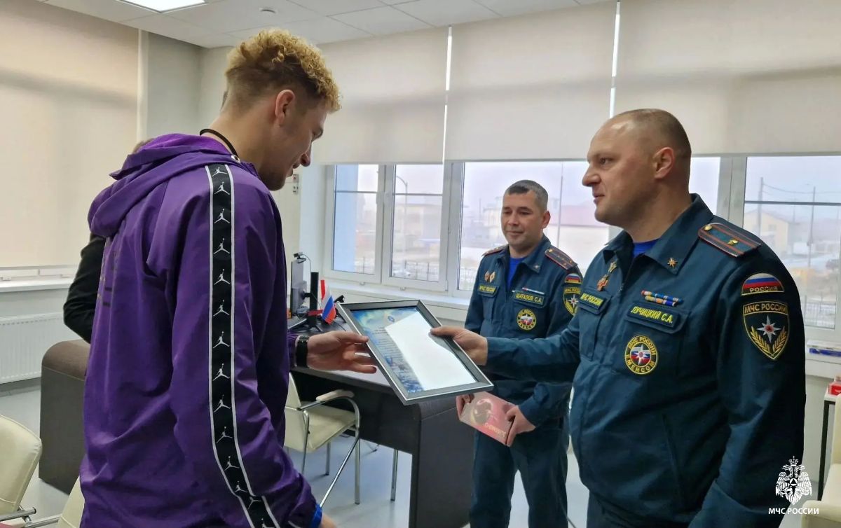 В рамках празднования Дня учителя сотрудники 5 пожарно-спасательного отряда вручили благодарственные письма директору школы № 7 города Лабытнанги Наталье Александровне Коляевой и классному руководителю кадетского класса МЧС... В рамках празднования Дня учителя сотрудники 5 пожарно-спасательного отряда вручили благодарственные письма директору школы № 7 города Лабытнанги Наталье Александровне Коляевой и классному руководителю кадетского класса МЧС...