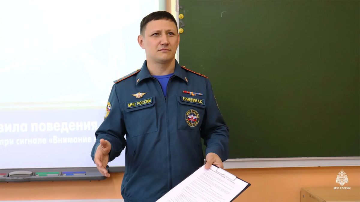 Сотрудник МЧС России провёл урок гражданской обороны для кадетов 6-й школы Салехарда Сотрудник МЧС России провёл урок гражданской обороны для кадетов 6-й школы Салехарда