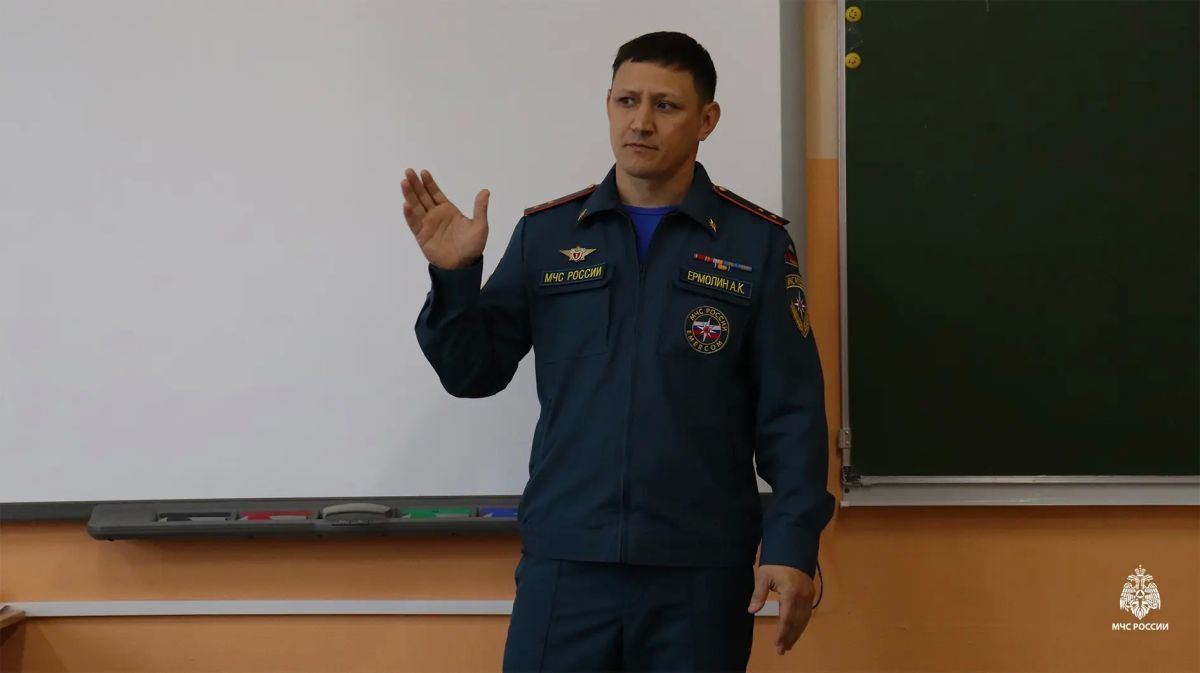 Сотрудник МЧС России провёл урок гражданской обороны для кадетов 6-й школы Салехарда Сотрудник МЧС России провёл урок гражданской обороны для кадетов 6-й школы Салехарда