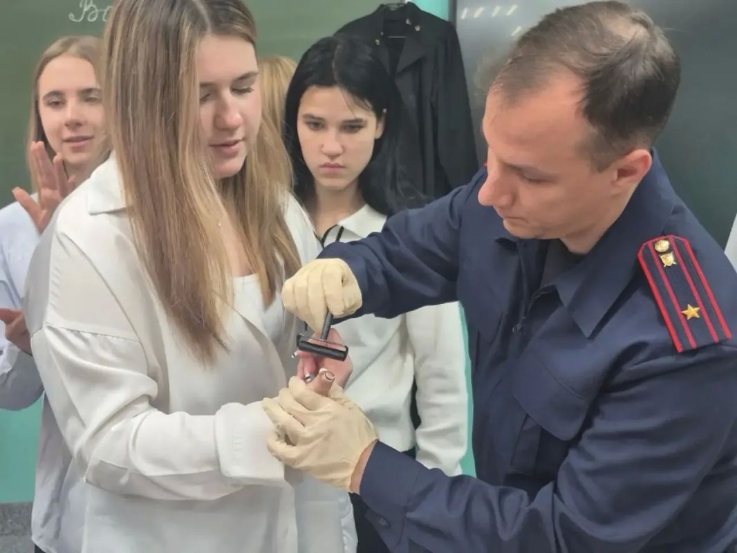 Следователи и судьи рассказали школьникам Тарко-Сале о своей работе и ответственности перед законом Следователи и судьи рассказали школьникам Тарко-Сале о своей работе и ответственности перед законом