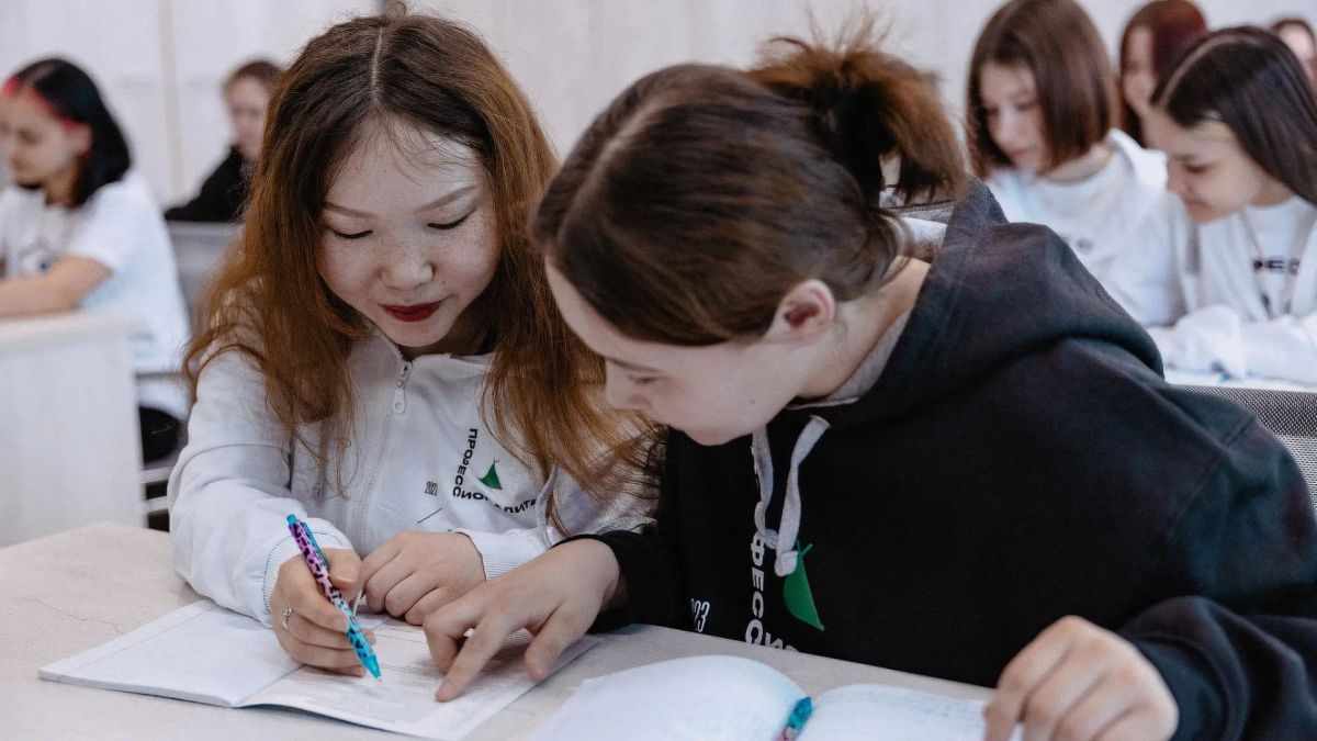 Губернатор Ямала поддержал студентов стипендиями