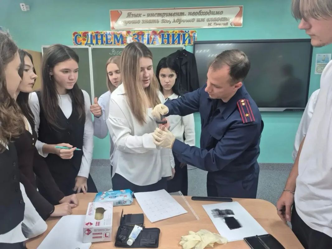 Следователи и судьи рассказали школьникам Тарко-Сале о своей работе и ответственности перед законом Следователи и судьи рассказали школьникам Тарко-Сале о своей работе и ответственности перед законом