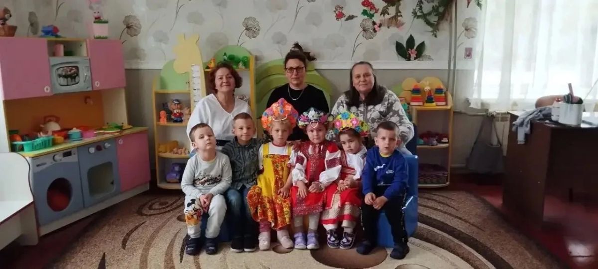Воспитанники детского сада «Руслан» поздравили педагогов волновахского сада «Ягодка» из Красной Поляны Воспитанники детского сада «Руслан» поздравили педагогов волновахского сада «Ягодка» из Красной Поляны