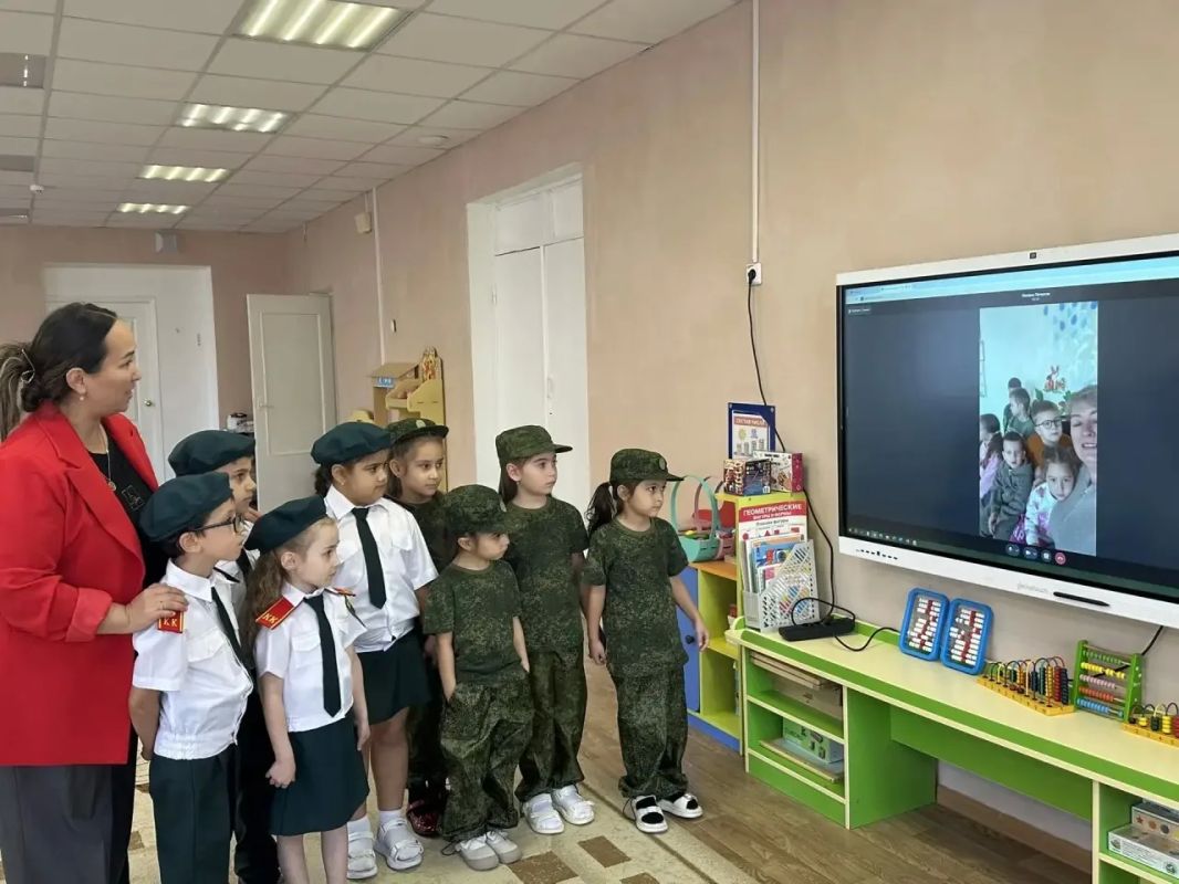 Воспитанники детского сада «Руслан» поздравили педагогов волновахского сада «Ягодка» из Красной Поляны