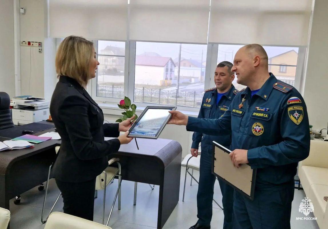В рамках празднования Дня учителя сотрудники 5 пожарно-спасательного отряда вручили благодарственные письма директору школы № 7 города Лабытнанги Наталье Александровне Коляевой и классному руководителю кадетского класса МЧС... В рамках празднования Дня учителя сотрудники 5 пожарно-спасательного отряда вручили благодарственные письма директору школы № 7 города Лабытнанги Наталье Александровне Коляевой и классному руководителю кадетского класса МЧС...