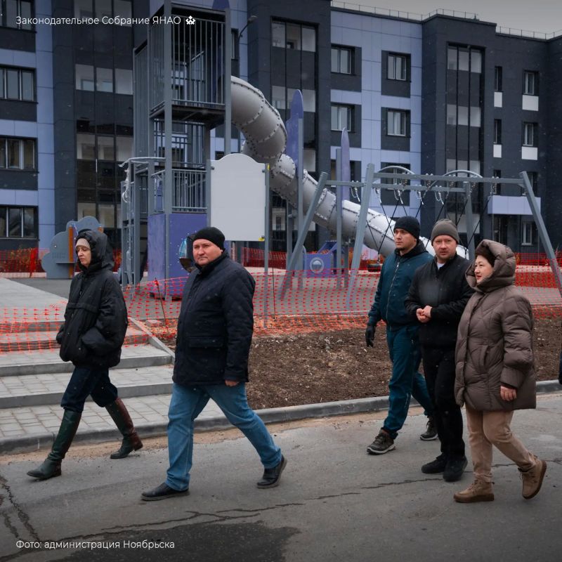 Поездка продолжилась объездом строящихся и обновлённых объектов, вошедших в долгосрочный план комплексного социально-экономического развития Арктики Поездка продолжилась объездом строящихся и обновлённых объектов, вошедших в долгосрочный план комплексного социально-экономического развития Арктики
