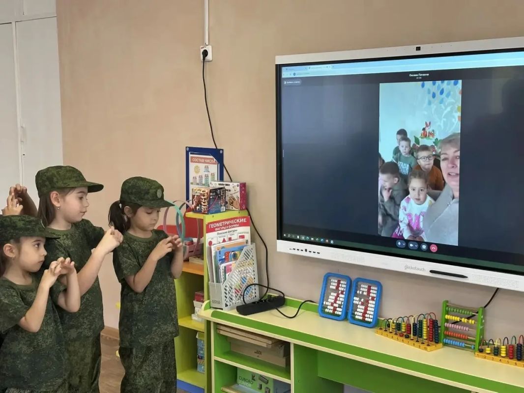 Воспитанники детского сада «Руслан» поздравили педагогов волновахского сада «Ягодка» из Красной Поляны Воспитанники детского сада «Руслан» поздравили педагогов волновахского сада «Ягодка» из Красной Поляны