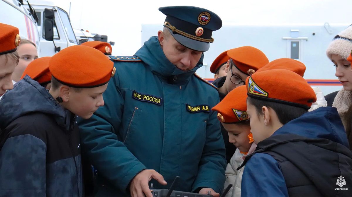 Салехардские кадеты посетили подвижный пункт управления в рамках Всероссийской штабной тренировки по гражданской обороне Салехардские кадеты посетили подвижный пункт управления в рамках Всероссийской штабной тренировки по гражданской обороне
