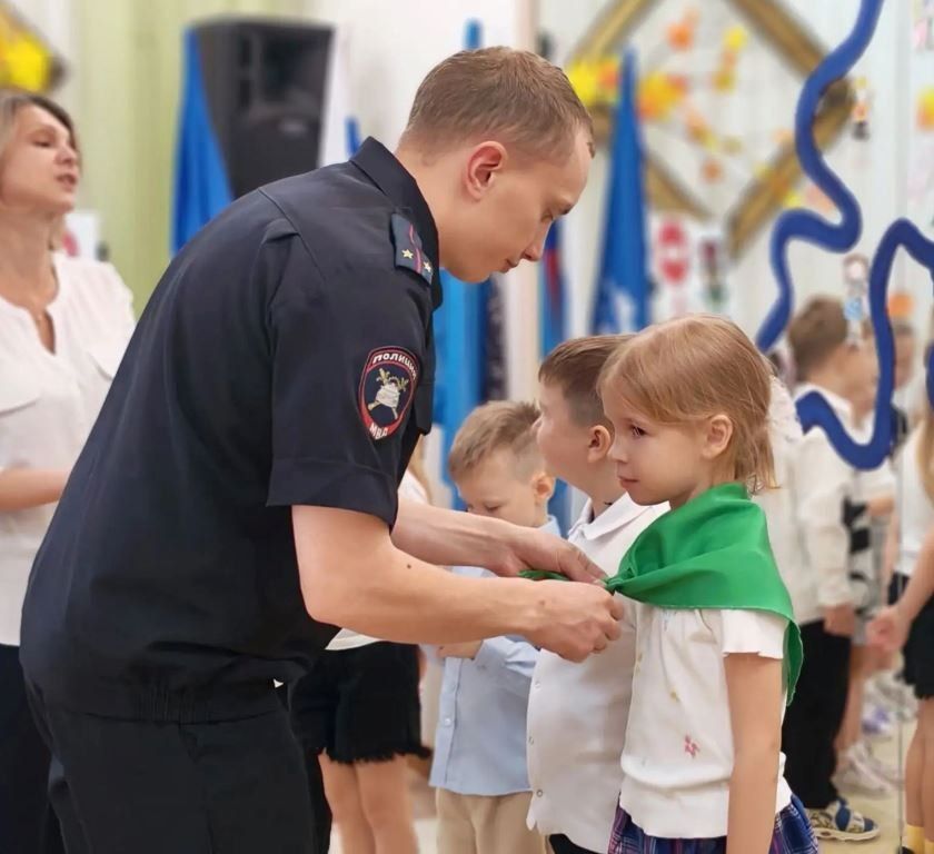 Сотрудники Новоуренгойской Госавтоинспекции провели для воспитанников детского сада «Мальвина» тематическое мероприятие, посвящённое безопасности дорожного движения Сотрудники Новоуренгойской Госавтоинспекции провели для воспитанников детского сада «Мальвина» тематическое мероприятие, посвящённое безопасности дорожного движения