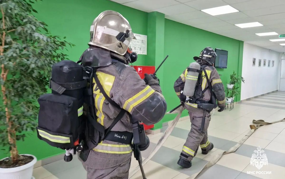 Лабытнангские огнеборцы совместно с экстренными и оперативными службами провели тренировочные пожарно-тактические учения Лабытнангские огнеборцы совместно с экстренными и оперативными службами провели тренировочные пожарно-тактические учения