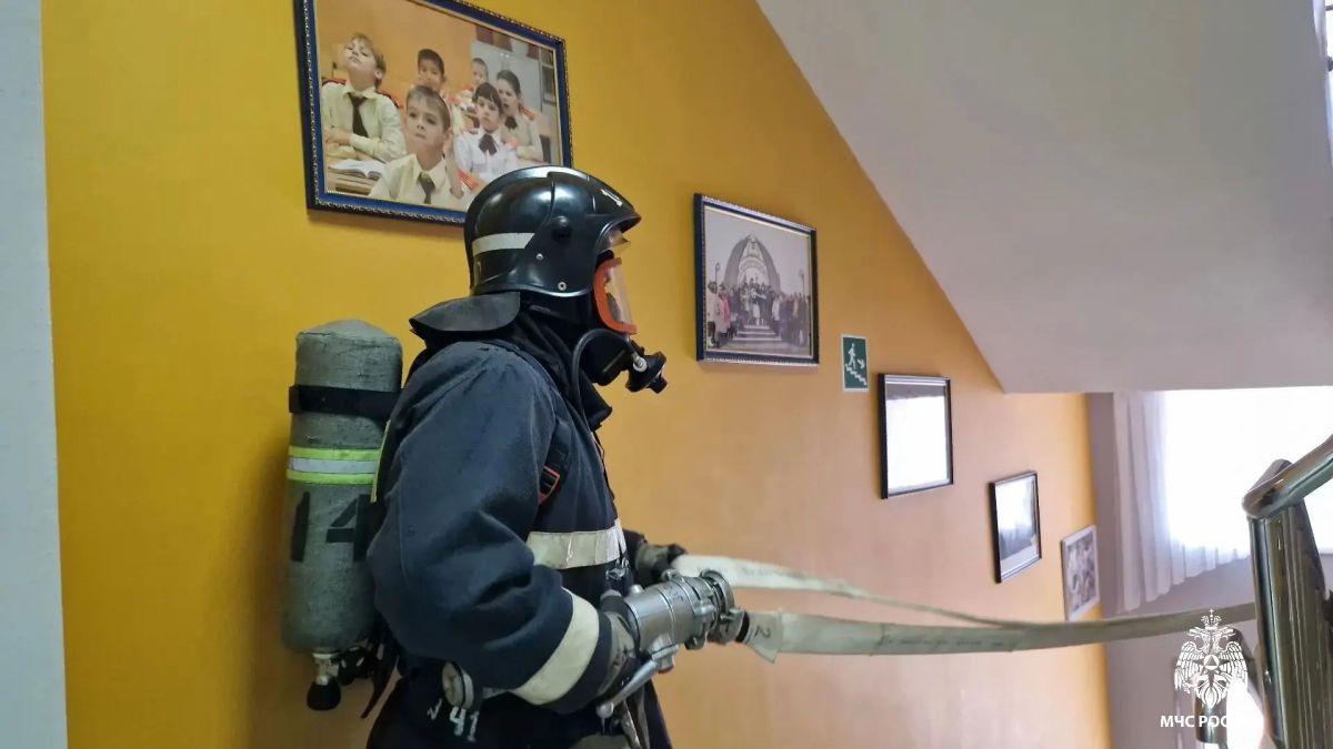 Лабытнангские огнеборцы совместно с экстренными и оперативными службами провели тренировочные пожарно-тактические учения Лабытнангские огнеборцы совместно с экстренными и оперативными службами провели тренировочные пожарно-тактические учения