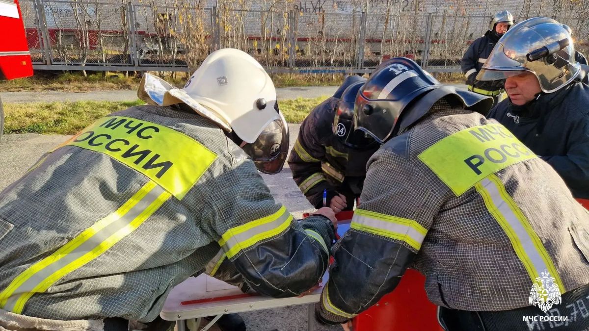 Лабытнангские огнеборцы совместно с экстренными и оперативными службами провели тренировочные пожарно-тактические учения Лабытнангские огнеборцы совместно с экстренными и оперативными службами провели тренировочные пожарно-тактические учения