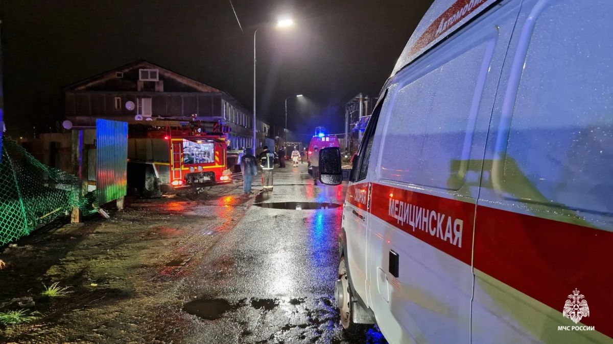 В 23 часа 39 минут на центральный пункт пожарной связи 5 пожарно-спасательного отряда города Лабытнанги поступило сообщение о возгорании в жилом доме по улице Леонида Гиршгорна дом 77 В 23 часа 39 минут на центральный пункт пожарной связи 5 пожарно-спасательного отряда города Лабытнанги поступило сообщение о возгорании в жилом доме по улице Леонида Гиршгорна дом 77