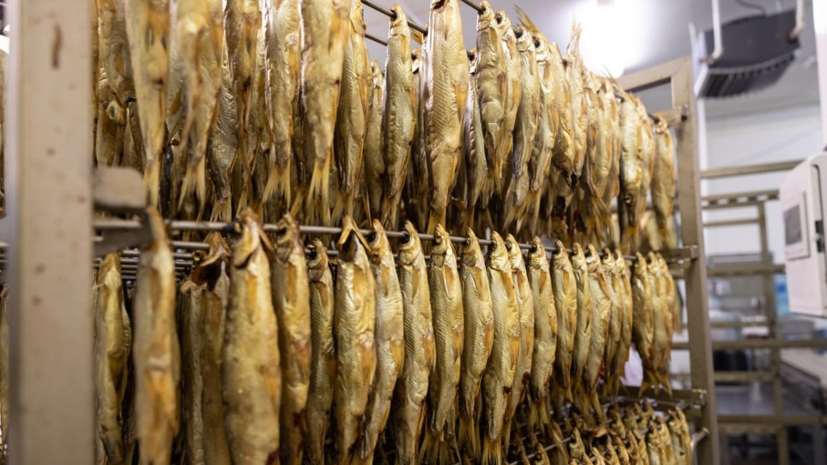 Салехардский комбинат увеличил выпуск продукции холодного копчения на 35%