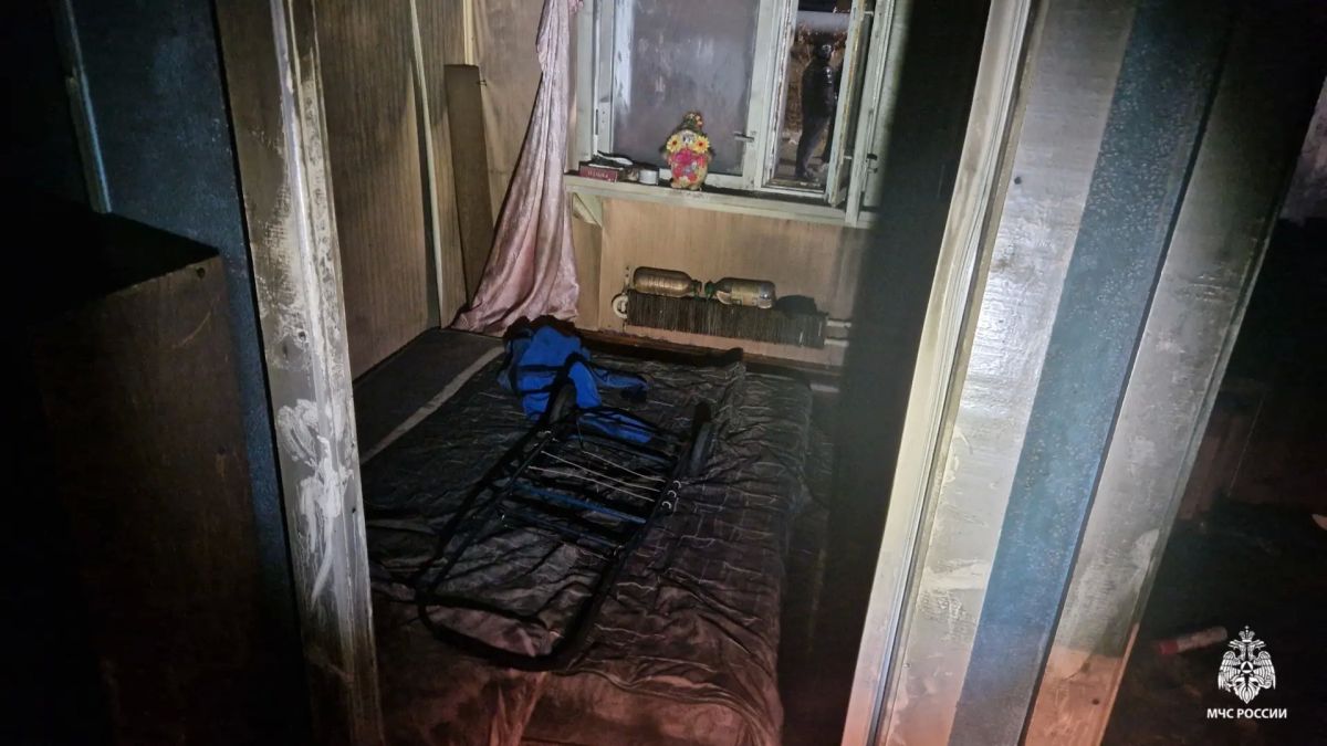 В 23 часа 39 минут на центральный пункт пожарной связи 5 пожарно-спасательного отряда города Лабытнанги поступило сообщение о возгорании в жилом доме по улице Леонида Гиршгорна дом 77 В 23 часа 39 минут на центральный пункт пожарной связи 5 пожарно-спасательного отряда города Лабытнанги поступило сообщение о возгорании в жилом доме по улице Леонида Гиршгорна дом 77