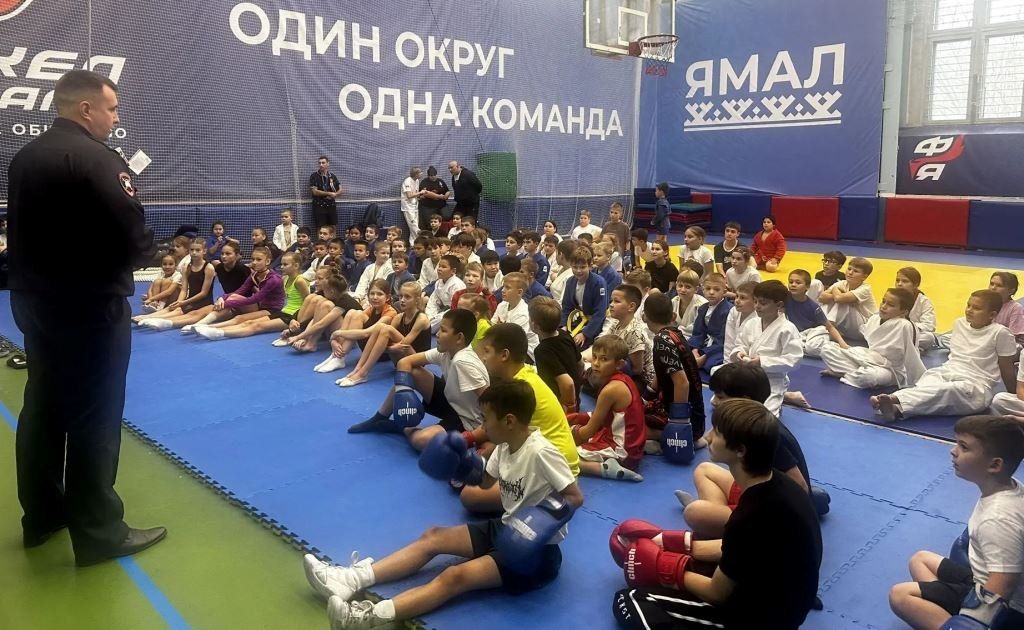 Надымские автоинспекторы провели урок безопасности для юных спортсменов спортивной школы «Лидер» Надымские автоинспекторы провели урок безопасности для юных спортсменов спортивной школы «Лидер»