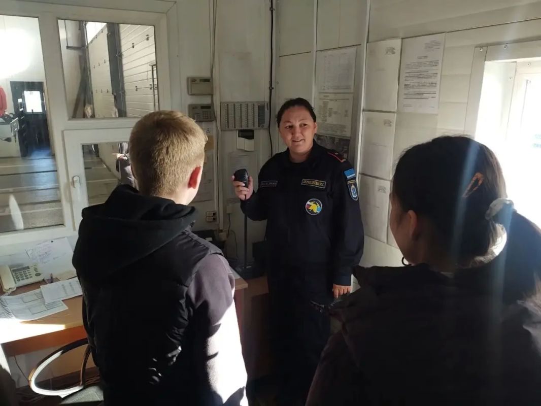Учащиеся девятых классов посетили пожарную часть села Катравож Учащиеся девятых классов посетили пожарную часть села Катравож