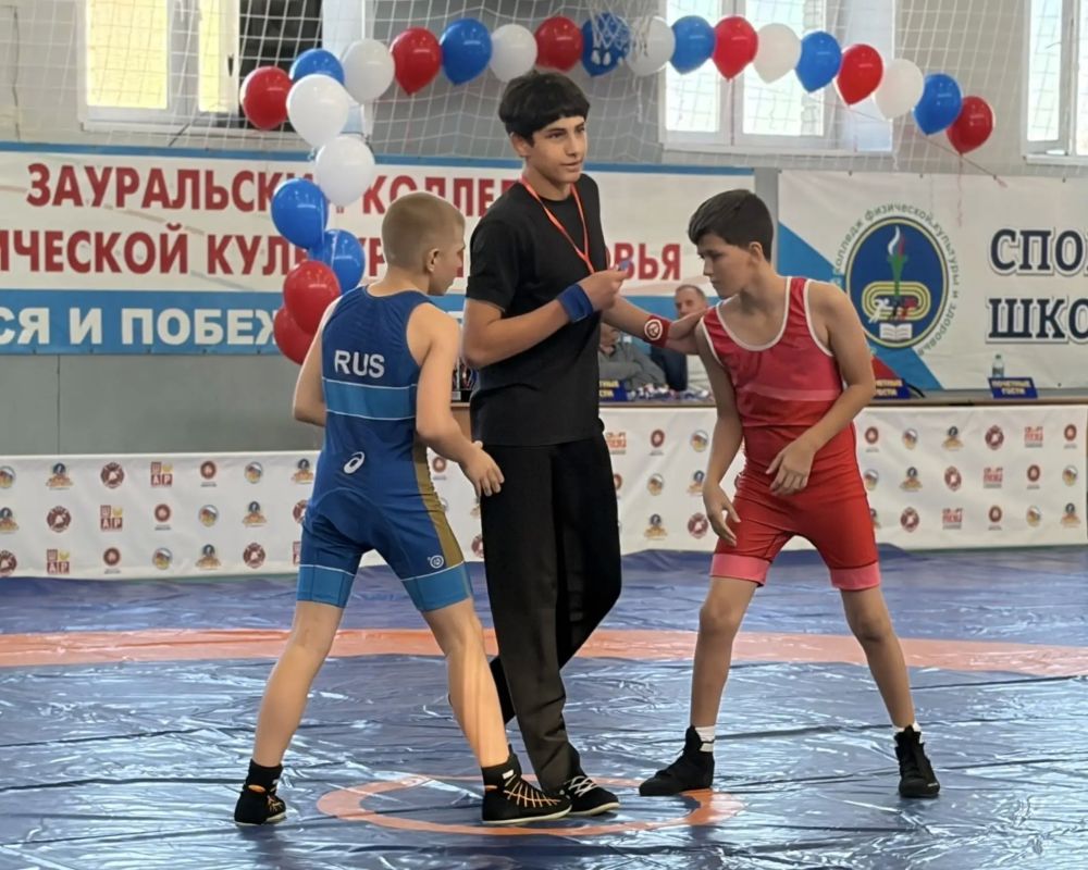 Четыре медали завоевали ноябрьские борцы на турнире в Шадринске