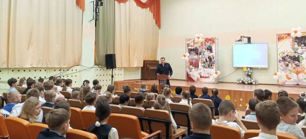 Начальник отдела Госавтоинспекции ОМВД России «Надымский» выступил с темой «Предупреждение детского дорожно-транспортного травматизма» перед учащимися средней общеобразовательной школы № 4