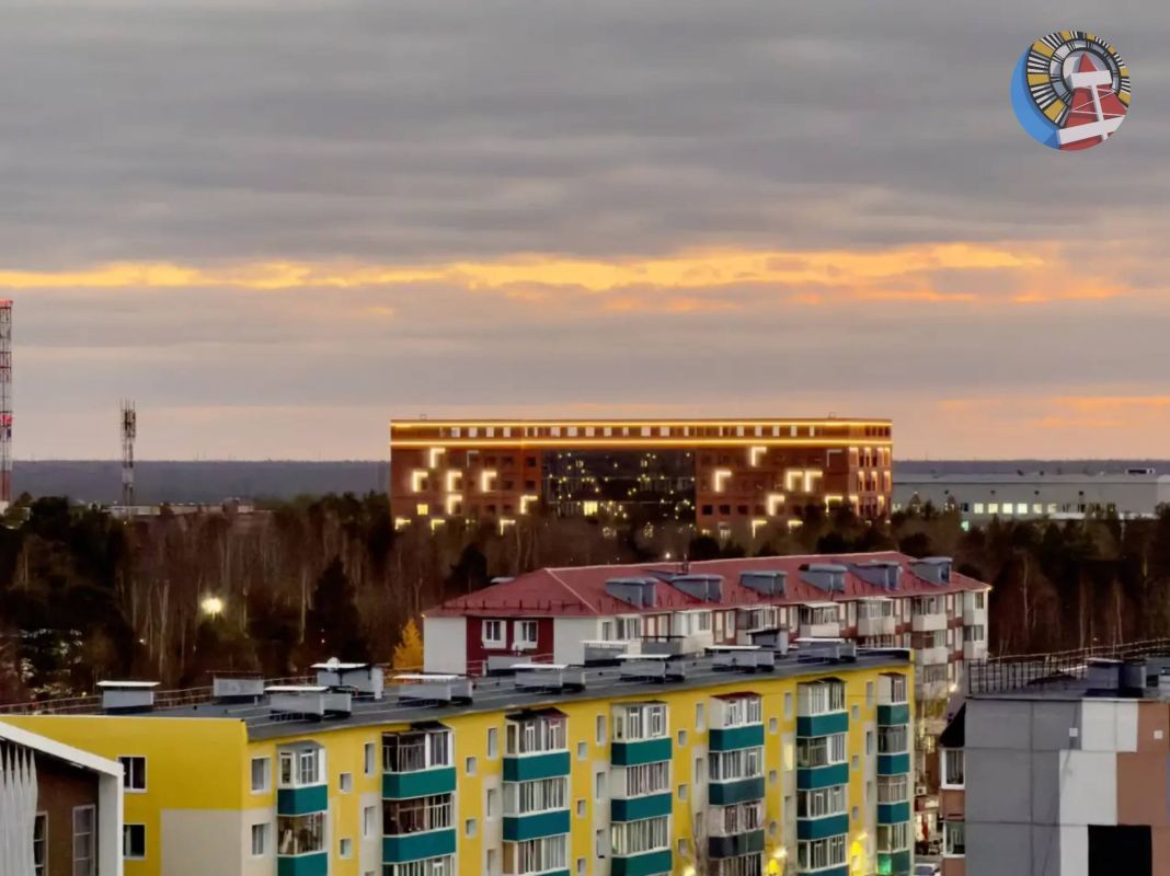 Сизые тучи в проблесках заката: небесная палитра дарит глубокие тона и удивительные краски Сизые тучи в проблесках заката: небесная палитра дарит глубокие тона и удивительные краски