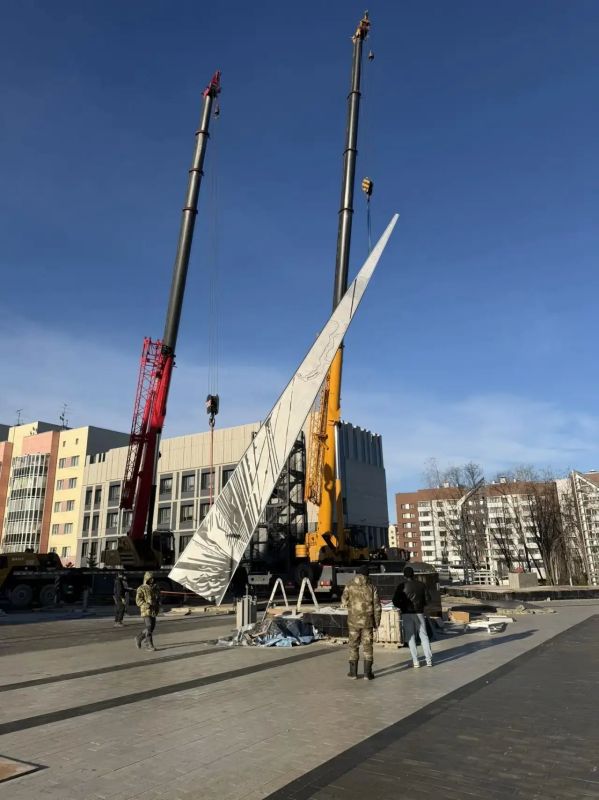 Алексей Титовский: На Площади Победы приступили к установке стелы «Город трудовой доблести» Алексей Титовский: На Площади Победы приступили к установке стелы «Город трудовой доблести»
