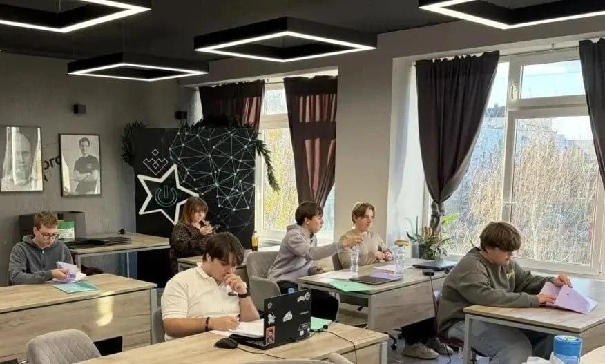 Школьники Салехарда проходят интенсив по спортивному программированию