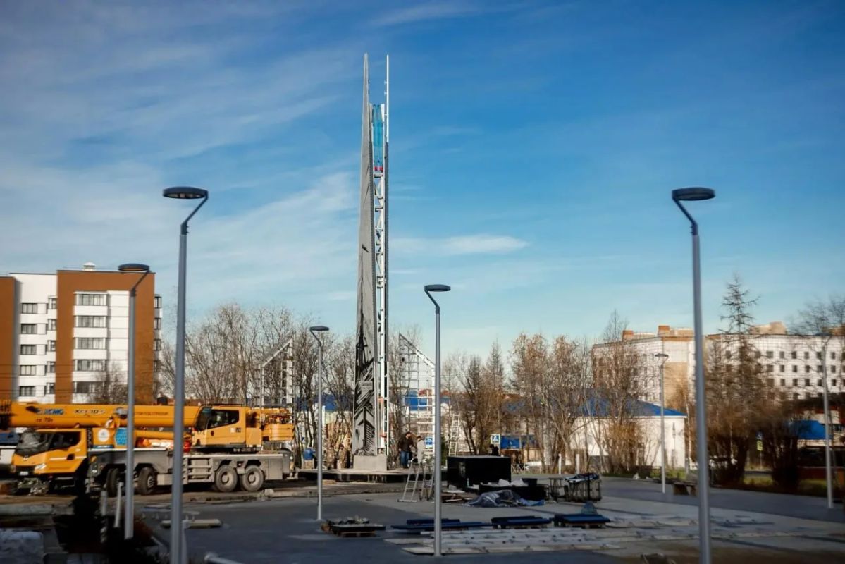 В Салехарде начали устанавливать стелу «Город трудовой доблести» на Площади Победы В Салехарде начали устанавливать стелу «Город трудовой доблести» на Площади Победы